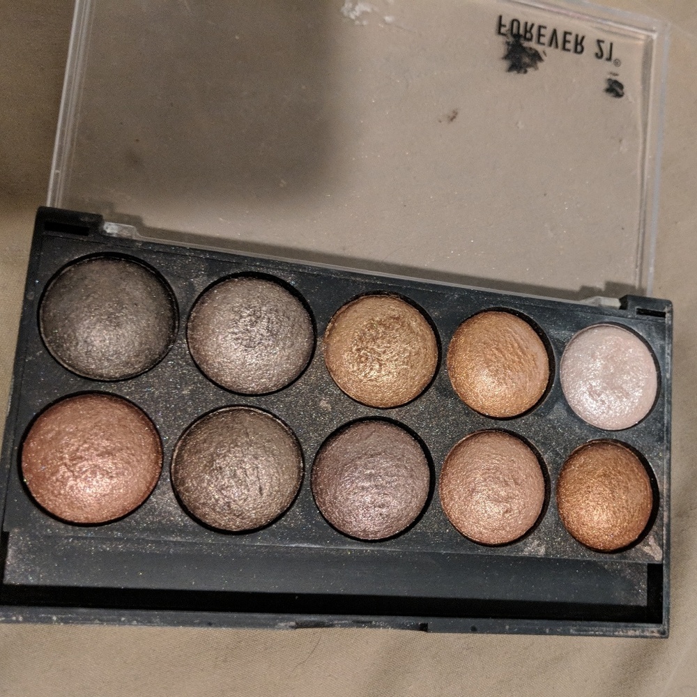 Eye shadow palette